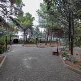 Attraversato un lungo corridoio giungiamo poi nel giardino del convento